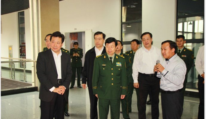 武警部隊(duì)政委孫思敬上將到魯渝能源視察無(wú)線供電電動(dòng)車(chē)