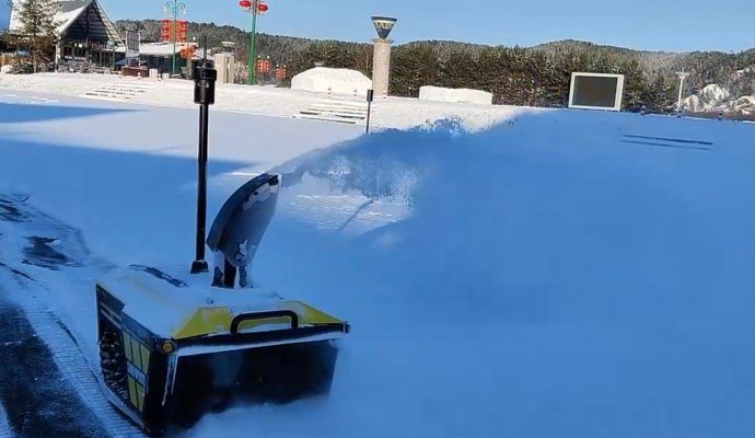 機(jī)器人家庭清潔領(lǐng)域-智能掃雪機(jī)器人（無(wú)線充電）